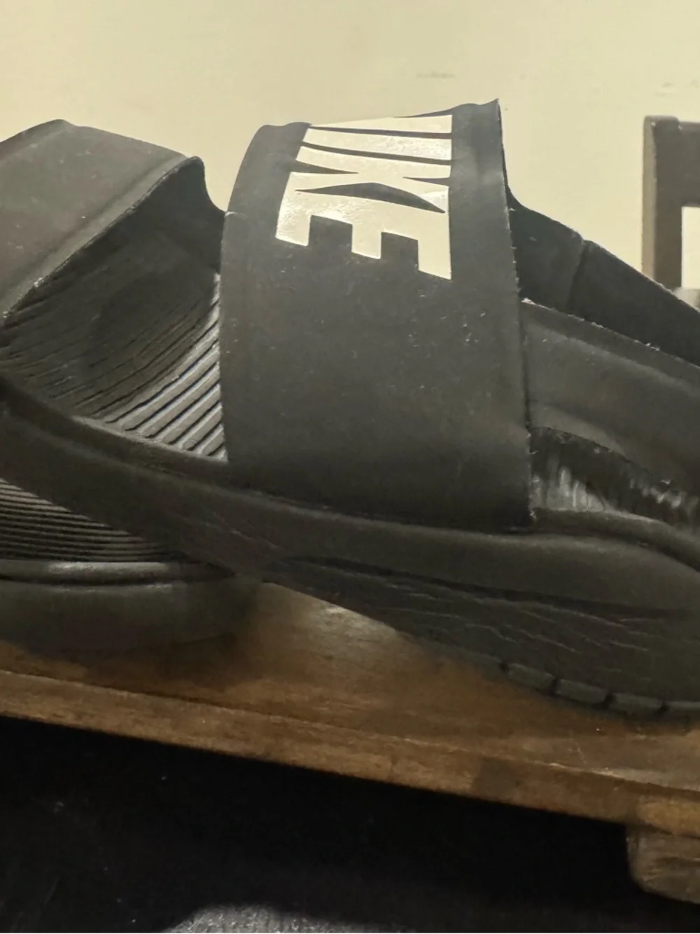 Nike women’s Black and White Velcro Sport Sandals - Picture 4 of 4